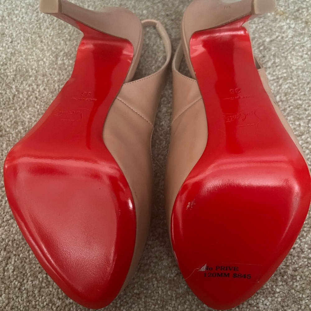 Authentic! Never worn. Gorgeous!